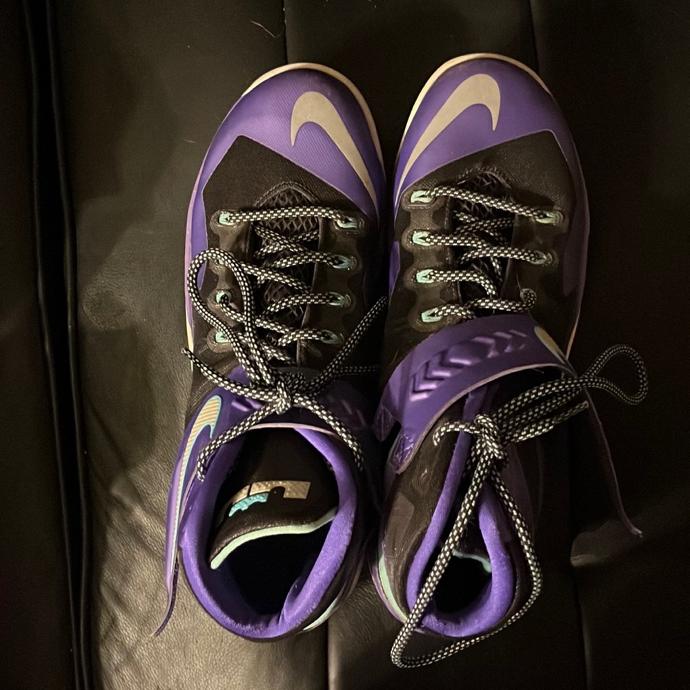 Nike Jordan shoes, like new.